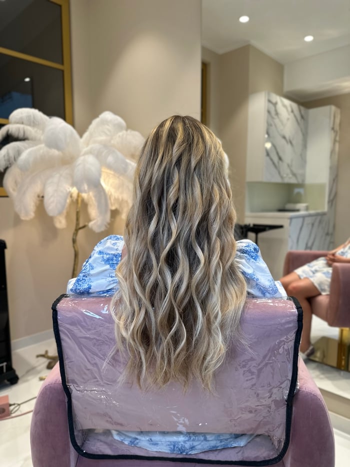 Blonde Foliensträhnen mit weichen Beach Waves
