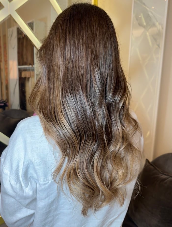 Glänzendes Braun-Balayage mit weichen Wellen, Seitenansicht