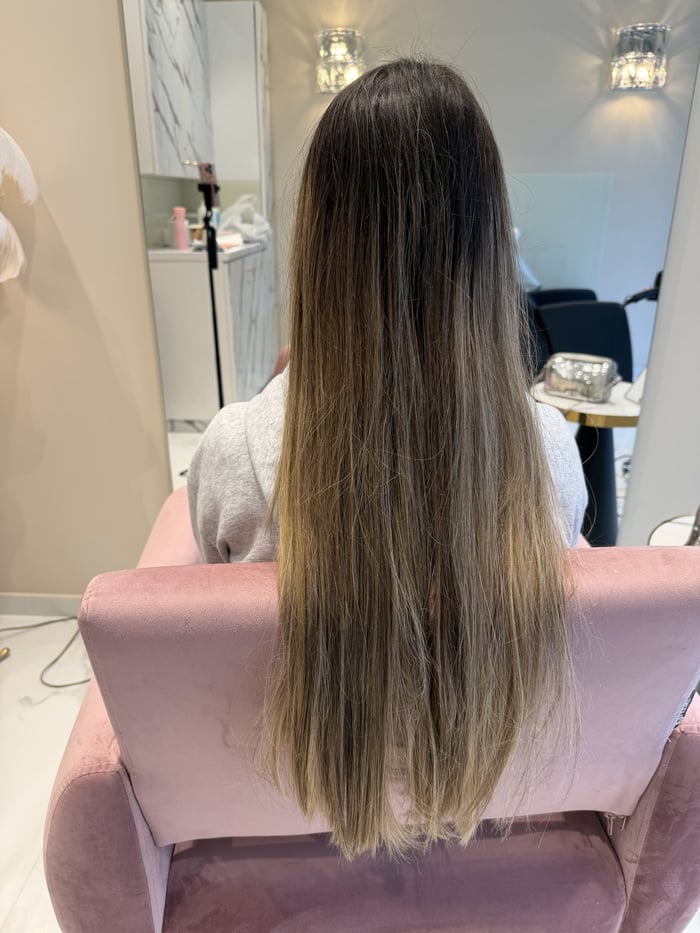 Dunkler Ansatz mit herausgewachsener Balayage vor der Airtouch-Behandlung