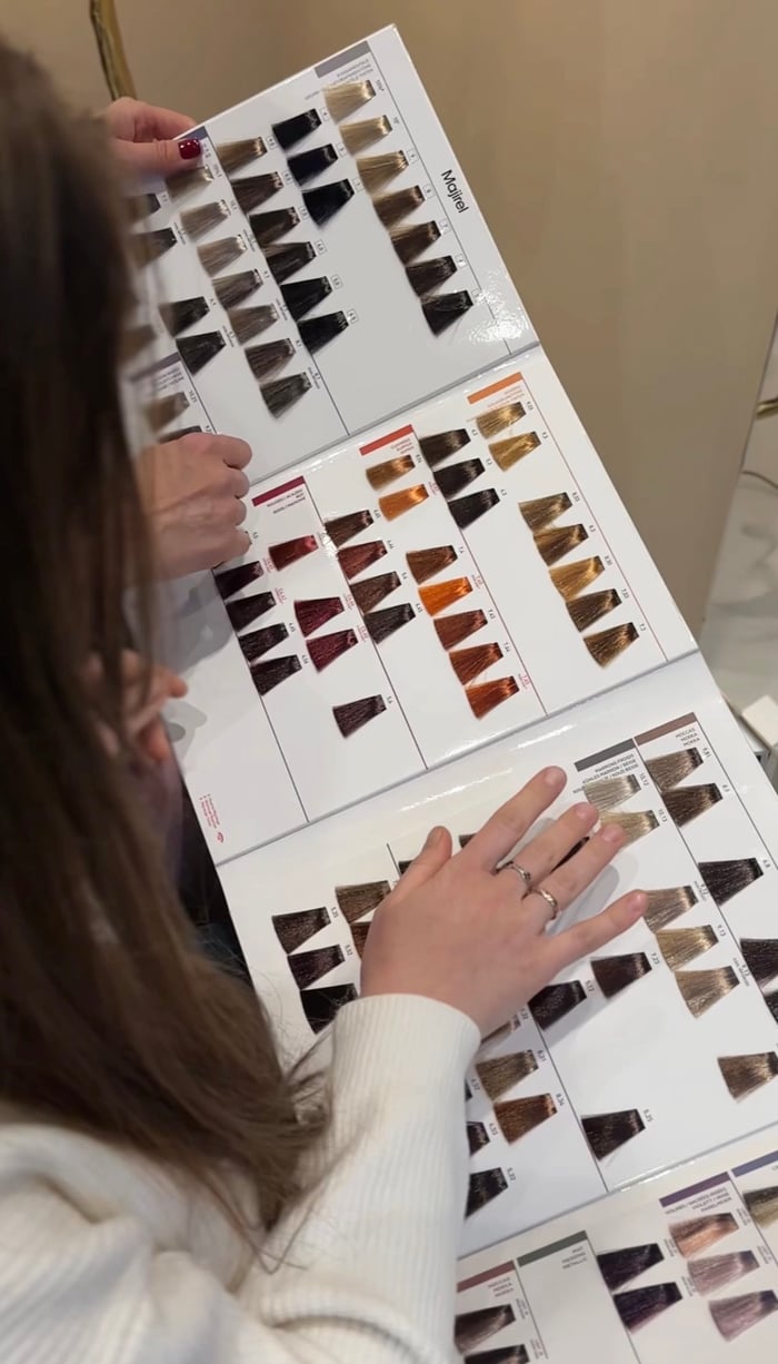Farbberatung mit Majirel-Farbkarte zur Auswahl der Haarfarbe
