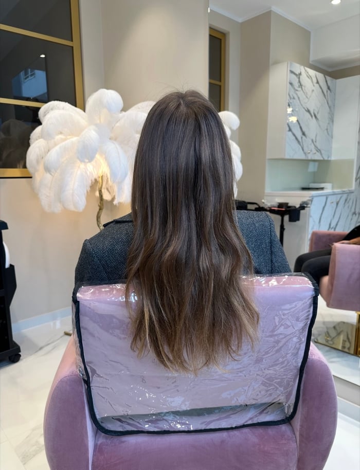 Natürliches Balayage in warmem Braun mit sanften Strähnen