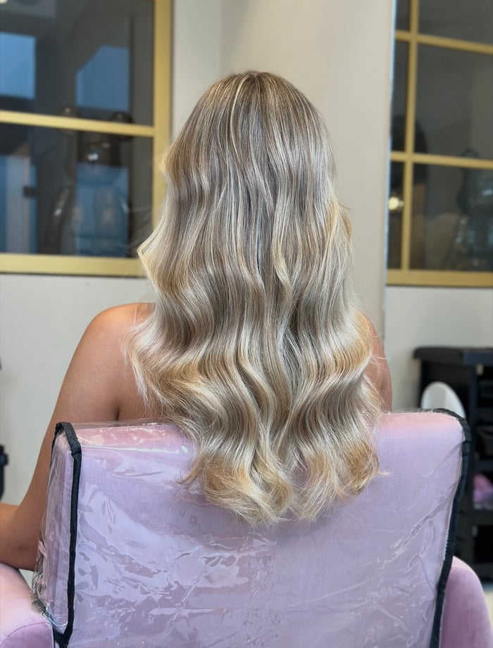 Kühles aschblondes Balayage mit glänzenden Wellen