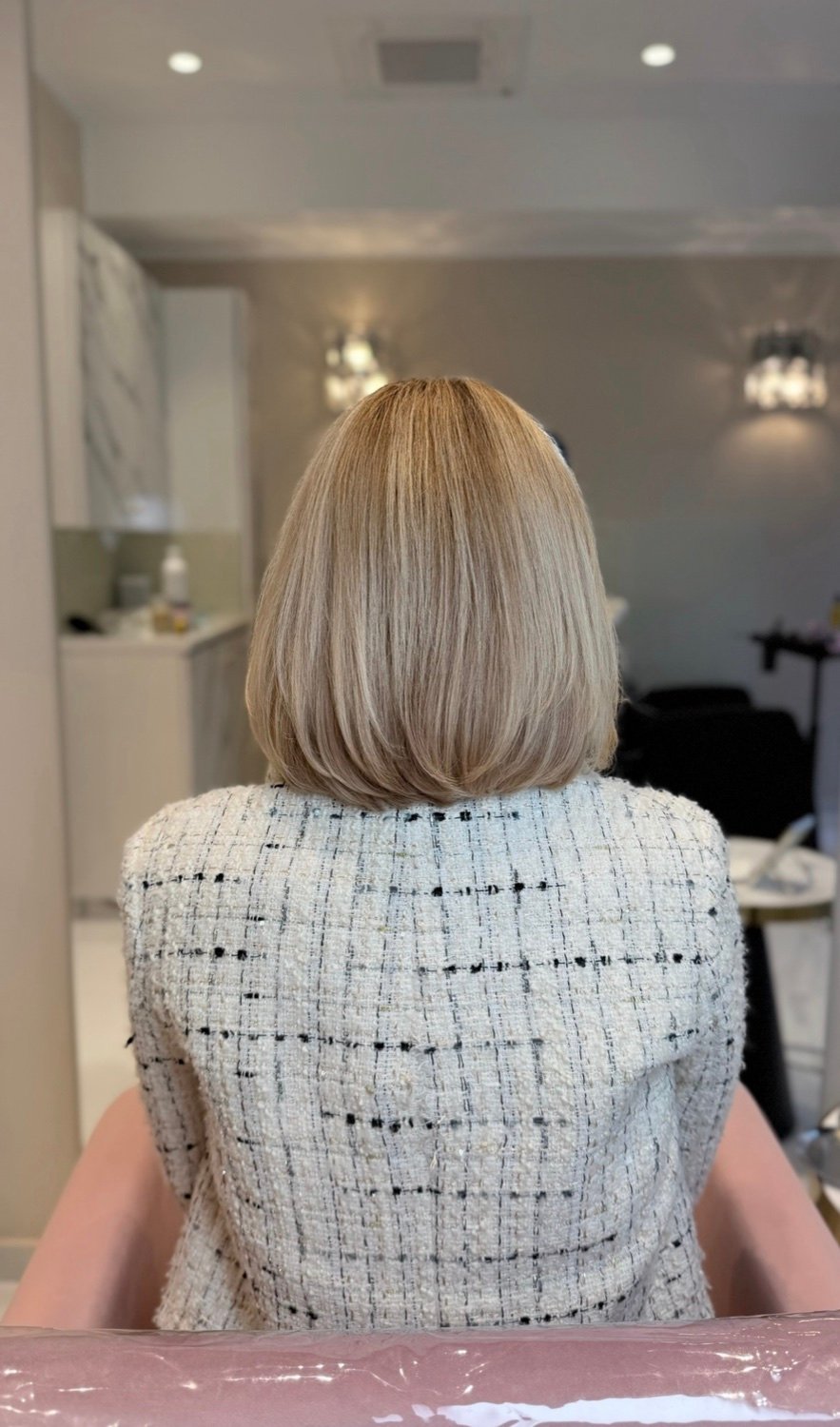 Haar nach der Behandlung: glattes, glänzendes kühles Beigeblond