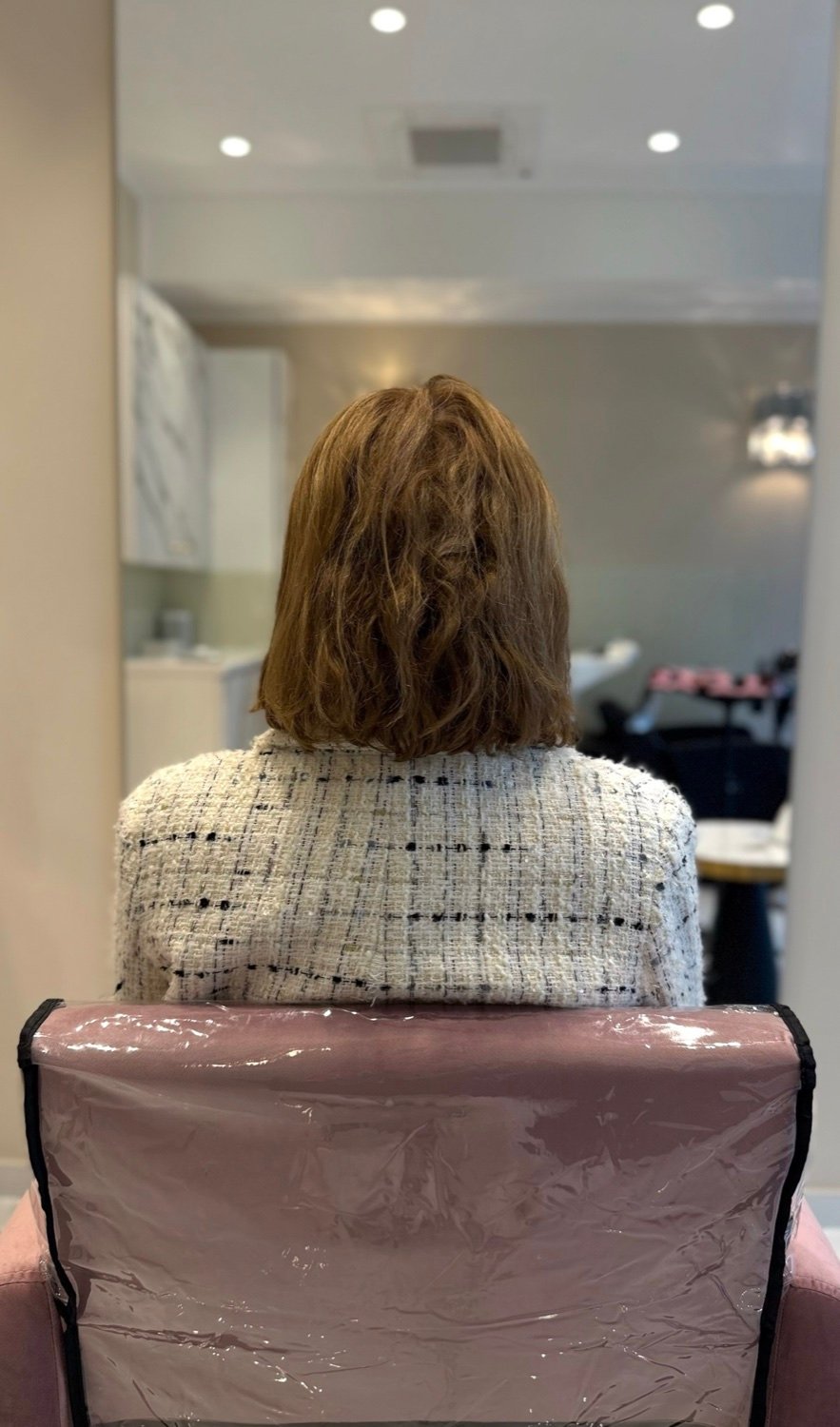 Haar vor der Behandlung: glanzloser, frizzy brünetter Longbob