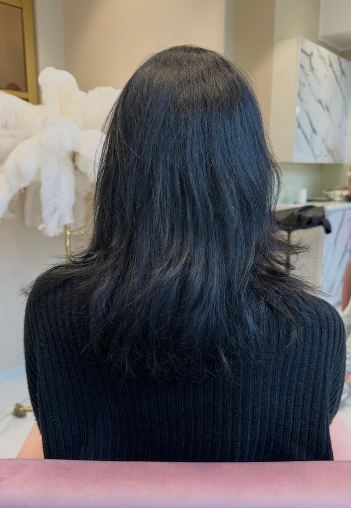 Schulterlanges welliges schwarzes Naturhaar vor der Verlängerung