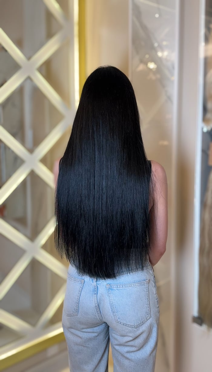 Sehr lange glatte schwarze Haare nach der Haarverlängerung