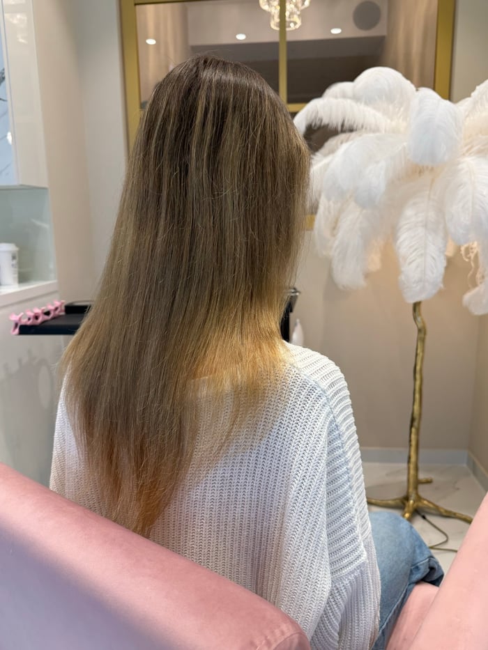 Feines hellbraunes Naturhaar mit dünnen Spitzen vor der Verdichtung