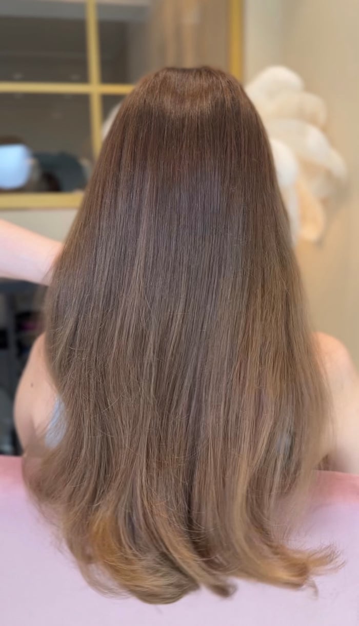 Langes volles glänzendes braunes Haar mit leichter Welle