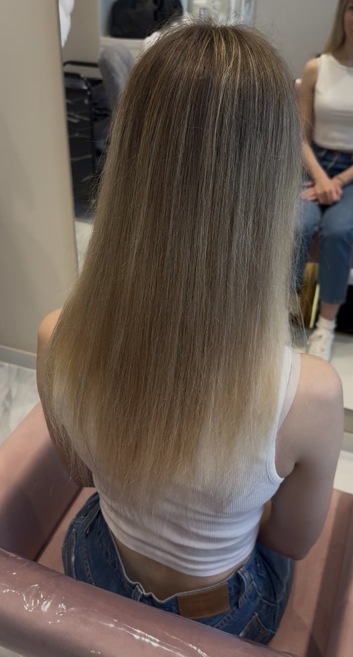 Feines, glattes Naturhaar in Rückansicht vor der Haarverdichtung