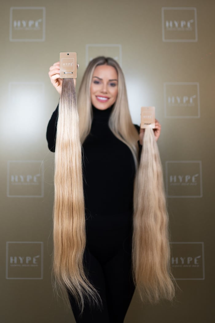 Model präsentiert zwei extra lange blonde Echthaar-Strähnen