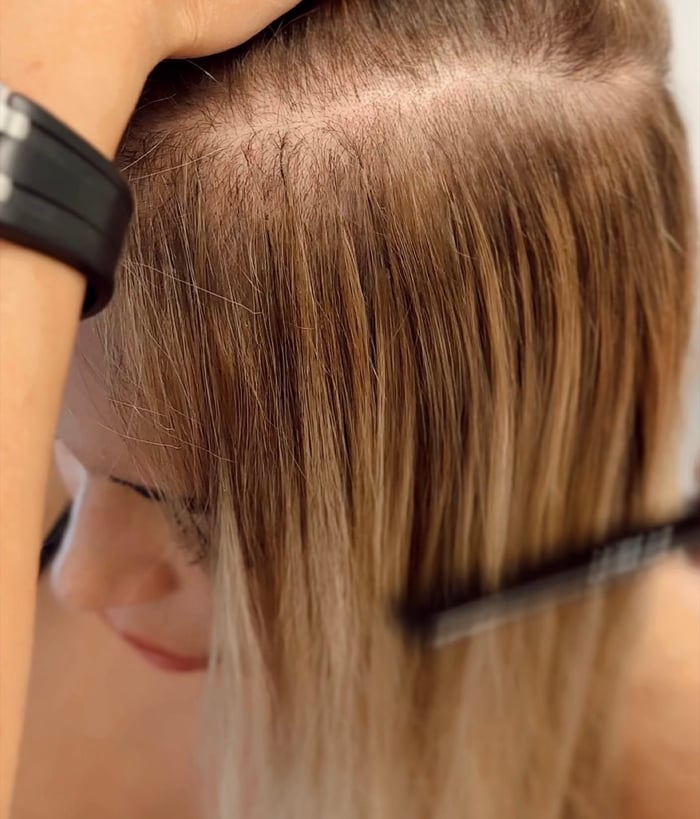 Nahaufnahme der Keratin-Bondings am dünnen Naturhaar-Ansatz