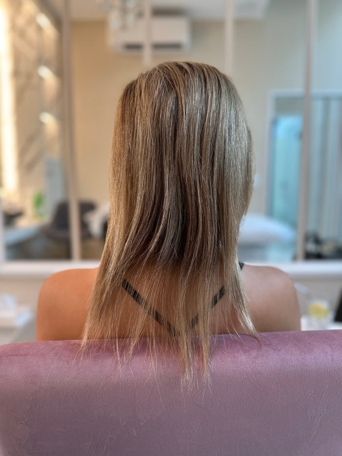 Dünnes, schulterlanges Naturhaar vor der Haarverdichtung, Rückansicht