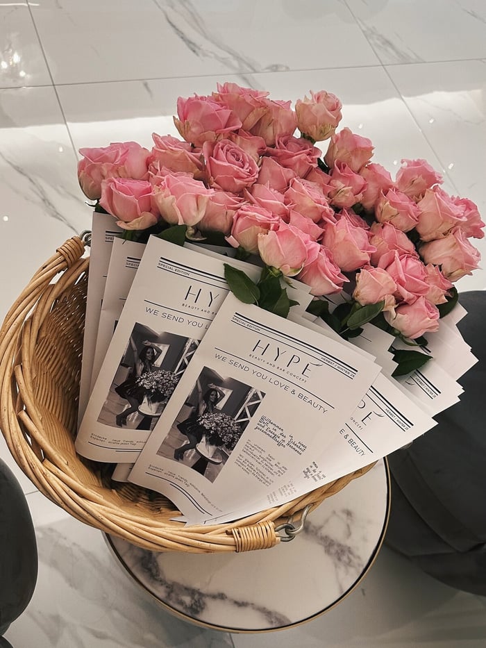 Korb mit rosa Rosen und HYPE Karten auf dem Marmortresen