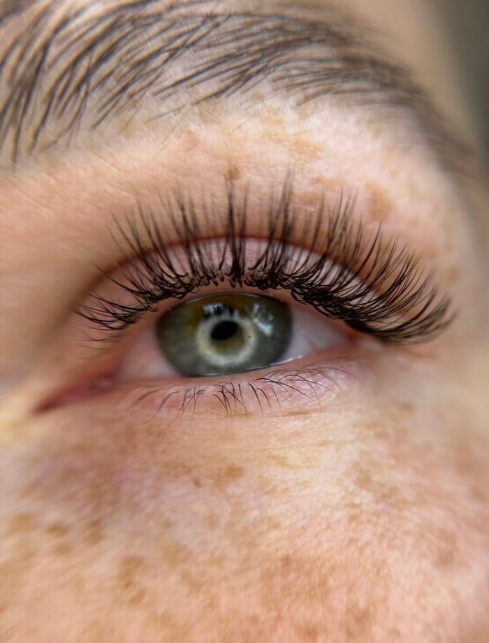 Volumen-Wimpernverlängerung, Makro-Nahaufnahme eines grünen Auges