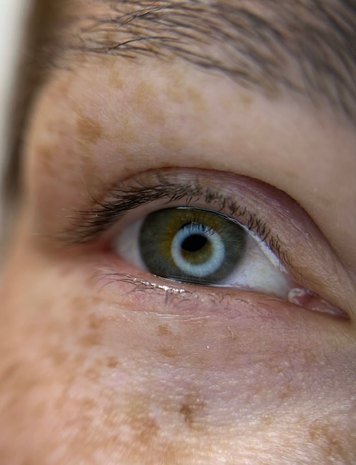 Wimpernverlängerung im Classic-Stil, seitliche Nahaufnahme