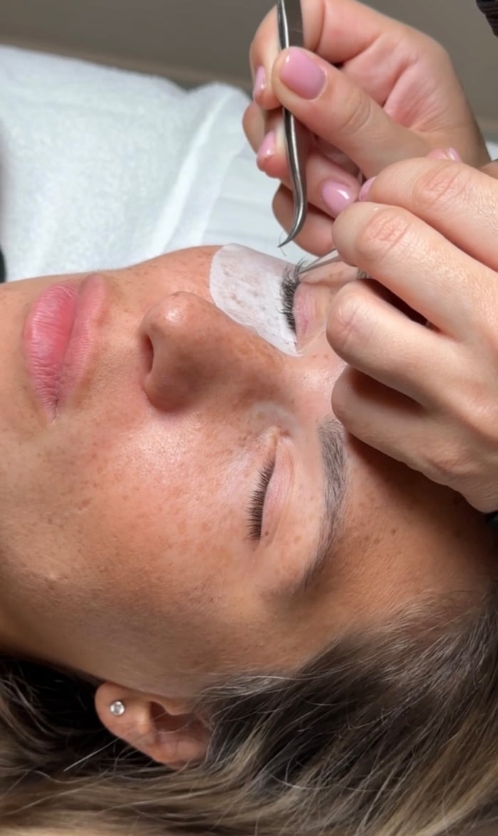 Wimpernverlängerung: Isolieren und Ansetzen der Wimpern mit zwei Pinzetten