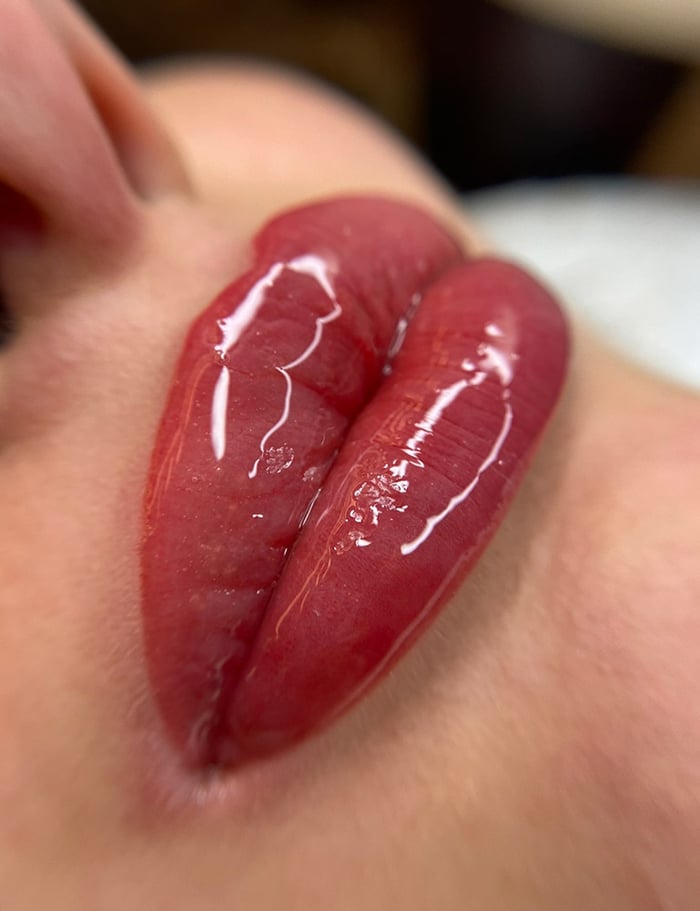 Aquarell Lips — verheiltes, natürlich glänzendes Ergebnis