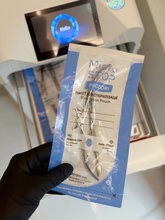 Verpackte, sterilisierte Nagelzange im Sterilisationsbeutel