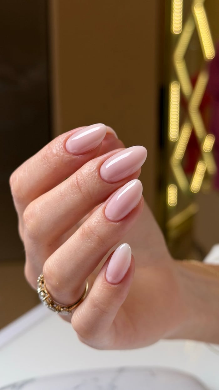 Zart rosa-nude Gelnägel in Mandelform mit Hochglanz