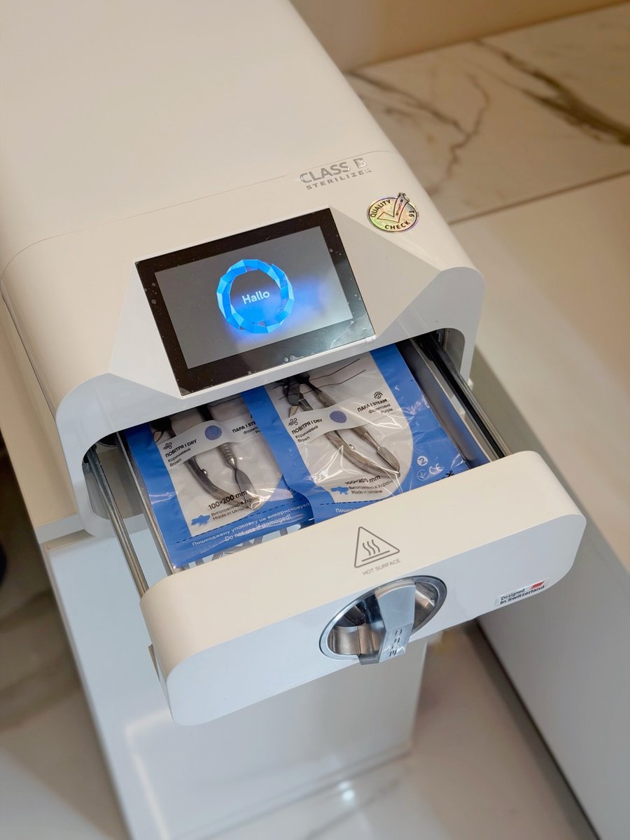 Class-B Sterilisator mit verpackten Nagelinstrumenten, Hygiene im Studio