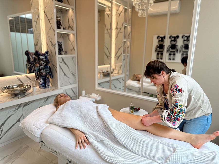 Massage-Behandlung im Raum mit Marmorspiegeln bei HYPE