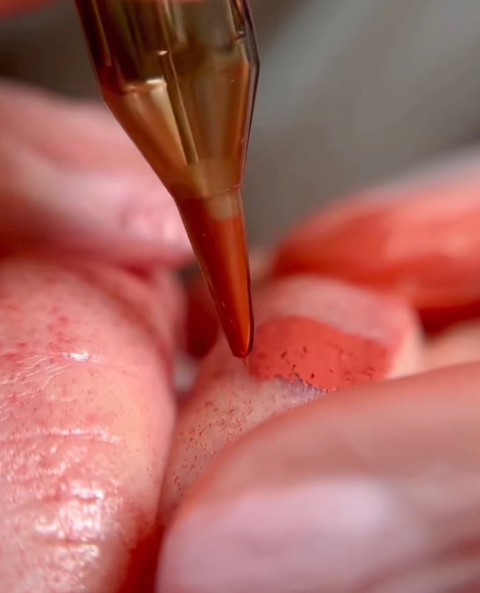 PMU-Maschine deponiert Pigment auf der Lippe, Makroaufnahme