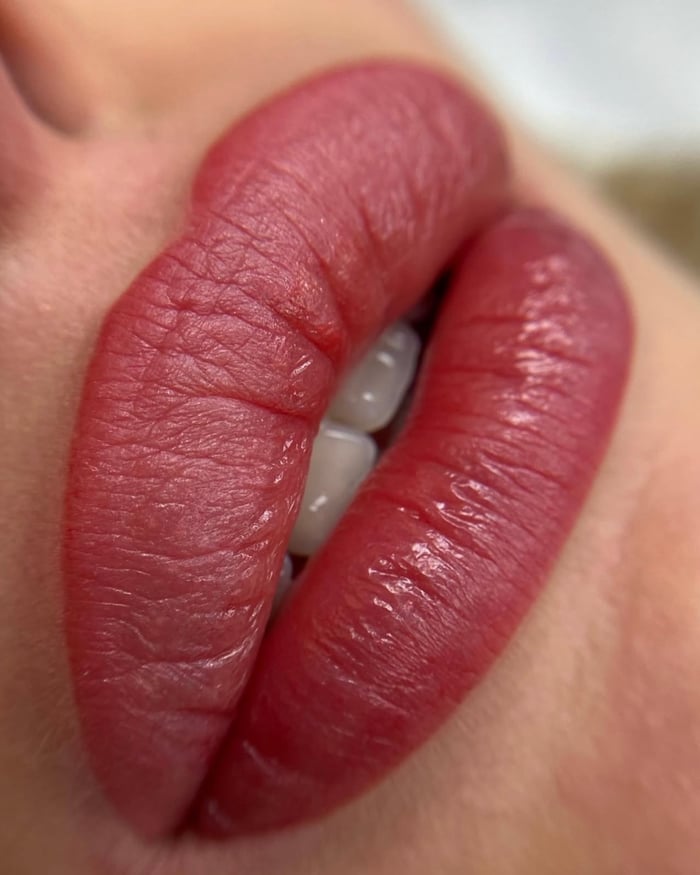 Aquarell Lips in warmem Rosé-Rot frisch nach der Behandlung