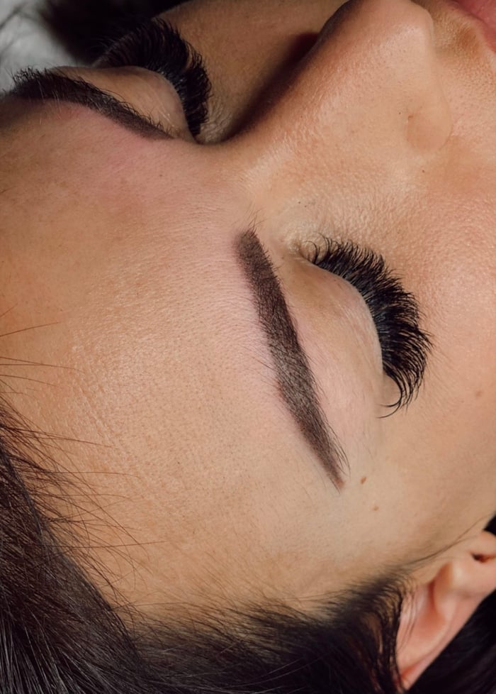 Natürlich abgeheilte Powder Brows in Dunkelbraun, saubere Form