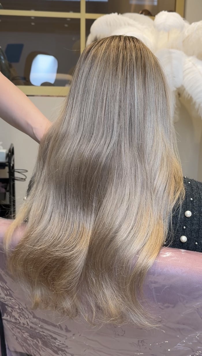 Glänzendes, gesundes Blond nach einer Repair-Behandlung bei HYPE
