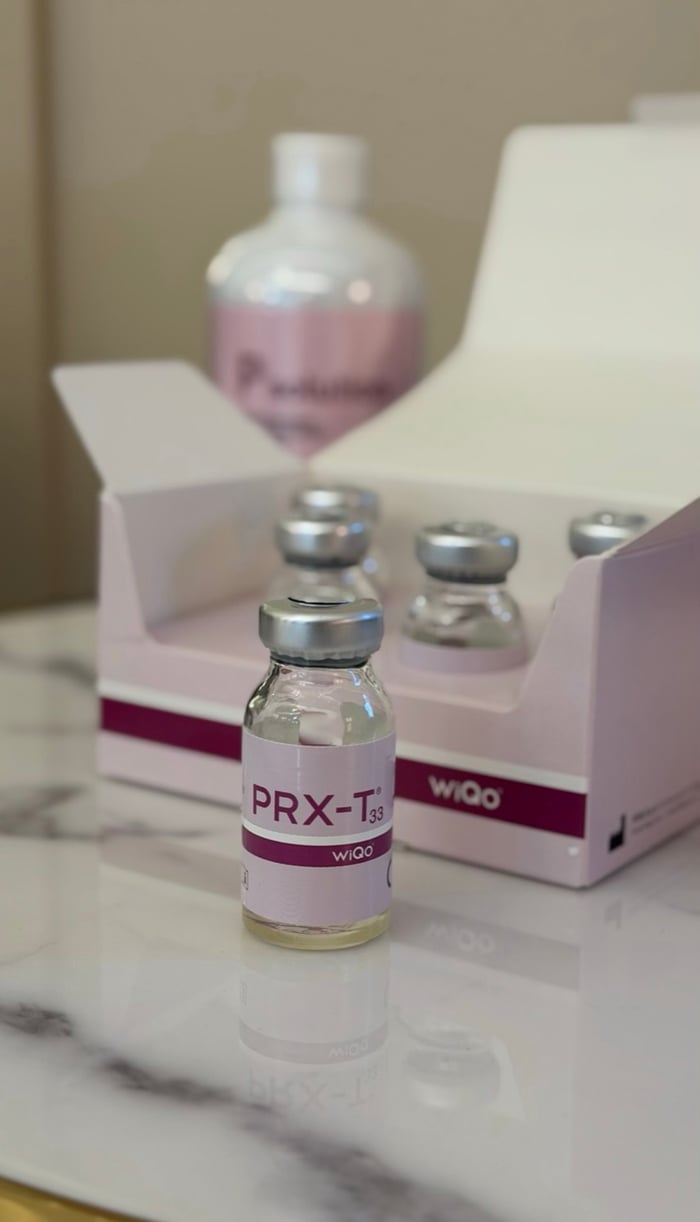 PRX-T33 Ampulle von WiQo auf Marmoroberfläche