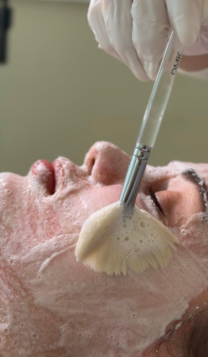 Nahaufnahme des Enzymschaums, mit Fächerpinsel aufgetragen