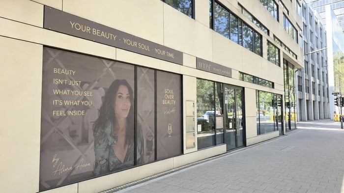 Schaufenstermotiv „Soul over Beauty“ von Alina Aura an der Berliner Allee
