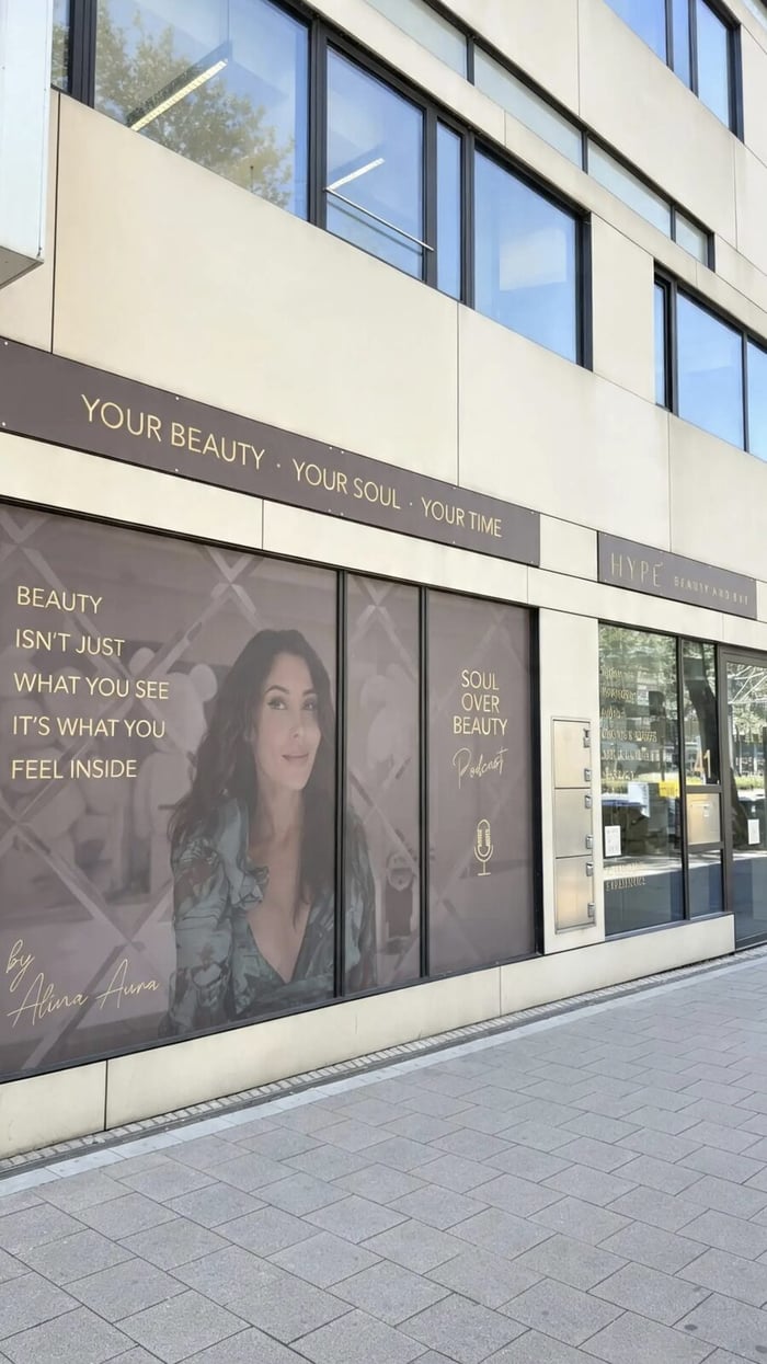 Schaufensterfront von HYPE Beauty & Bar an der Berliner Allee in Düsseldorf