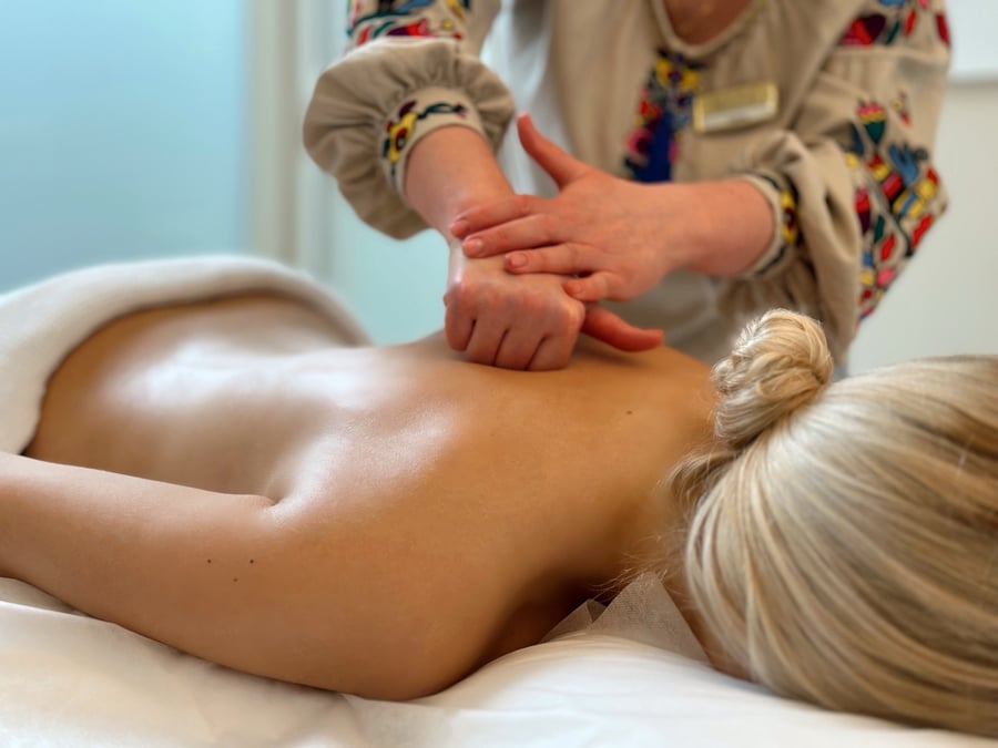 Entspannende Rückenmassage mit warmem Aromaöl