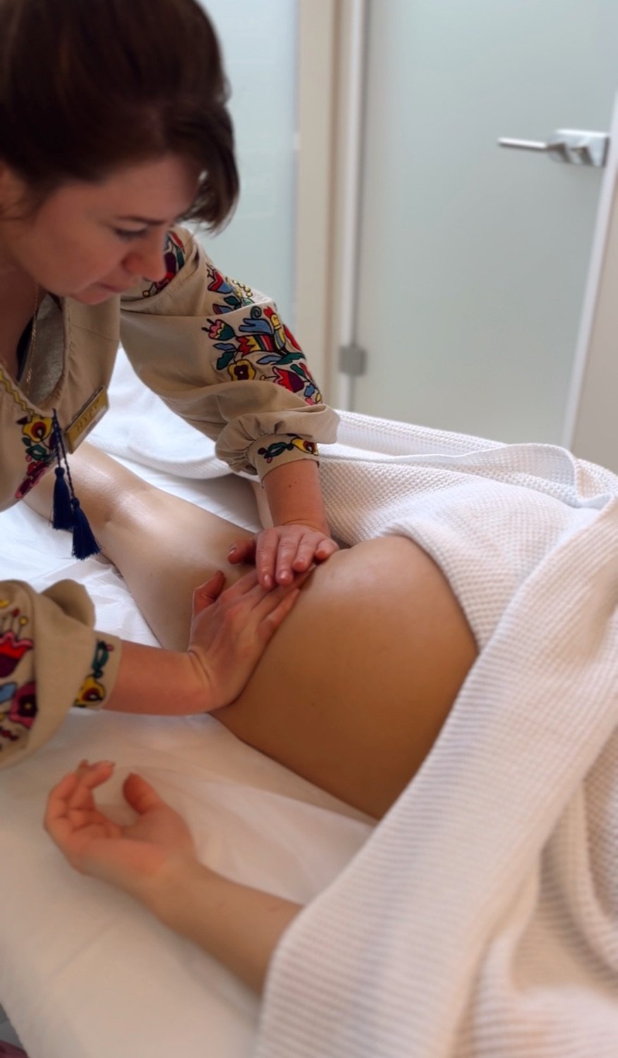 Anti-Cellulite-Massage an den Beinen