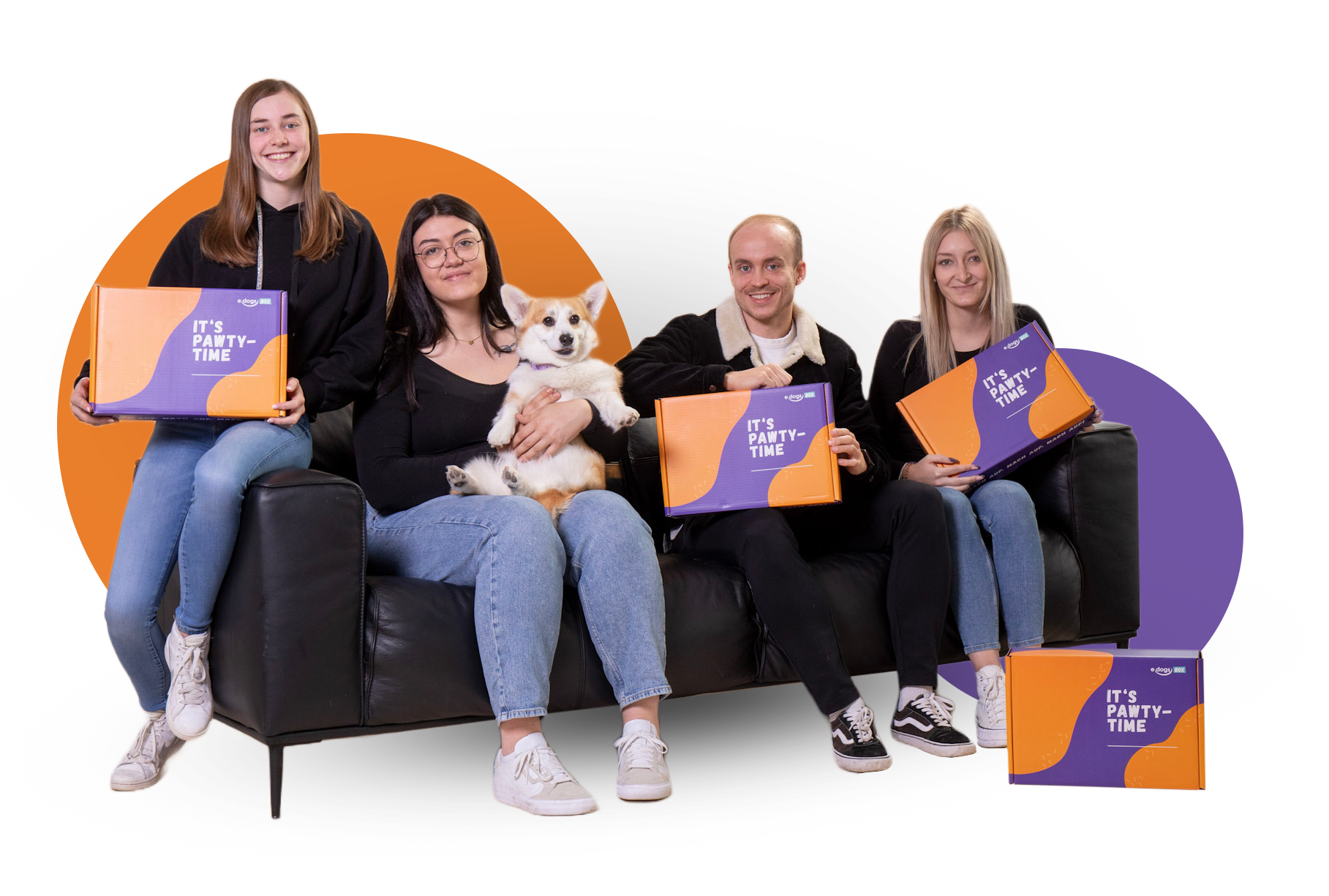 Vier Personen sitzen mit einem Corgi und bunten edogs-Boxen auf einem schwarzen Sofa