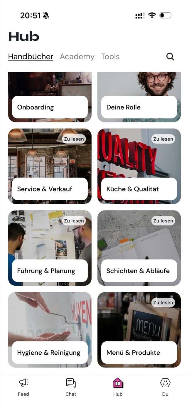 Übersicht der Handbücher in der meynum-Mitarbeiter-App mit den Bereichen Onboarding, Deine Rolle, Service & Verkauf, Küche & Qualität, Führung & Planung, Schichten & Abläufe, Hygiene & Reinigung sowie Menü & Produkte