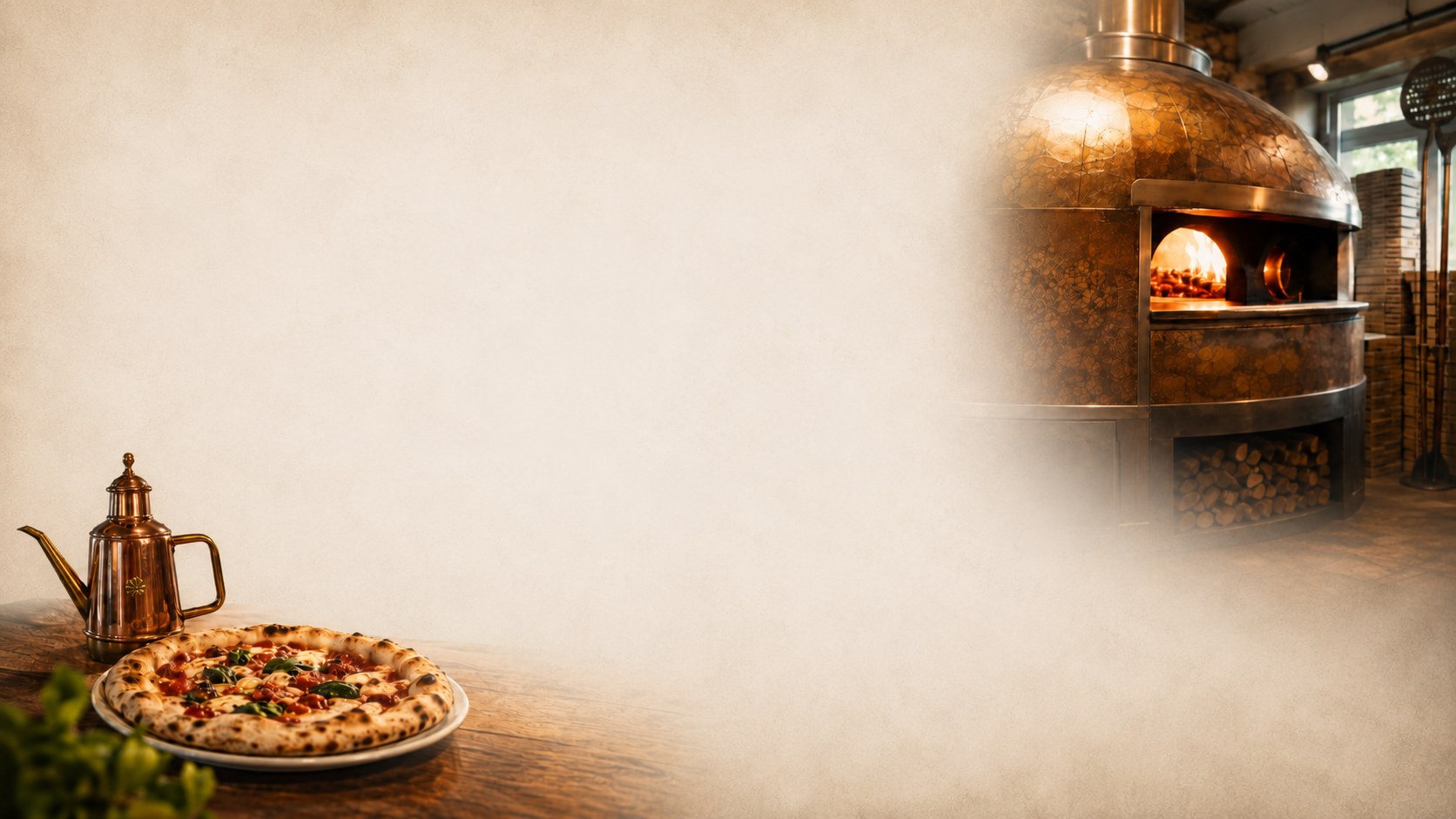 Frische Holzofen-Pizza und Kupferkanne vor dem Steinofen von meynum