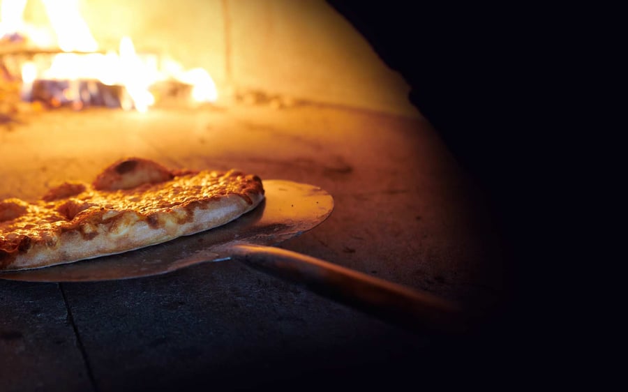 Steinofen-Pizza im Holzofen — Standort Meine