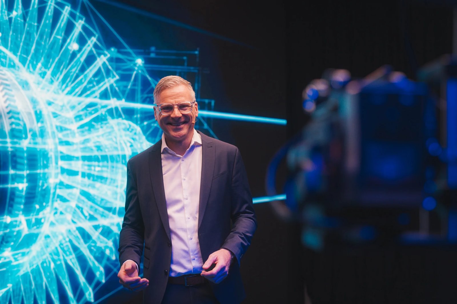 Keynote-Speaker live vor der LED Wall im Loomroom Studio