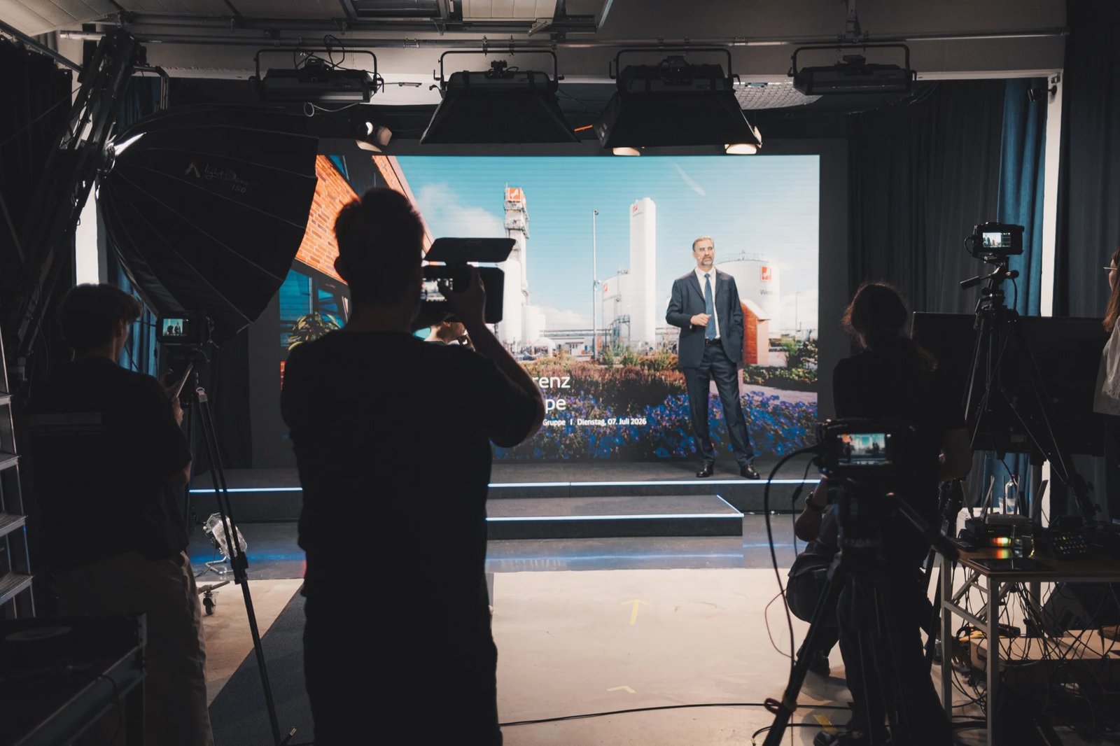 Livestream-Produktion mit Multicam-Setup vor der LED Wall im Loomroom
