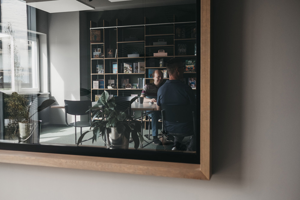 Besprechung im Agorando-Büro mit Bücherregal