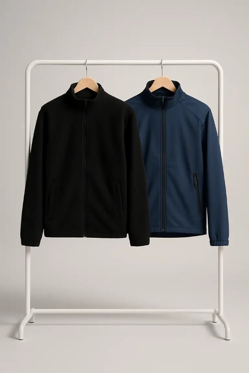 Schwarze Fleecejacke und marineblaue Softshell-Jacke