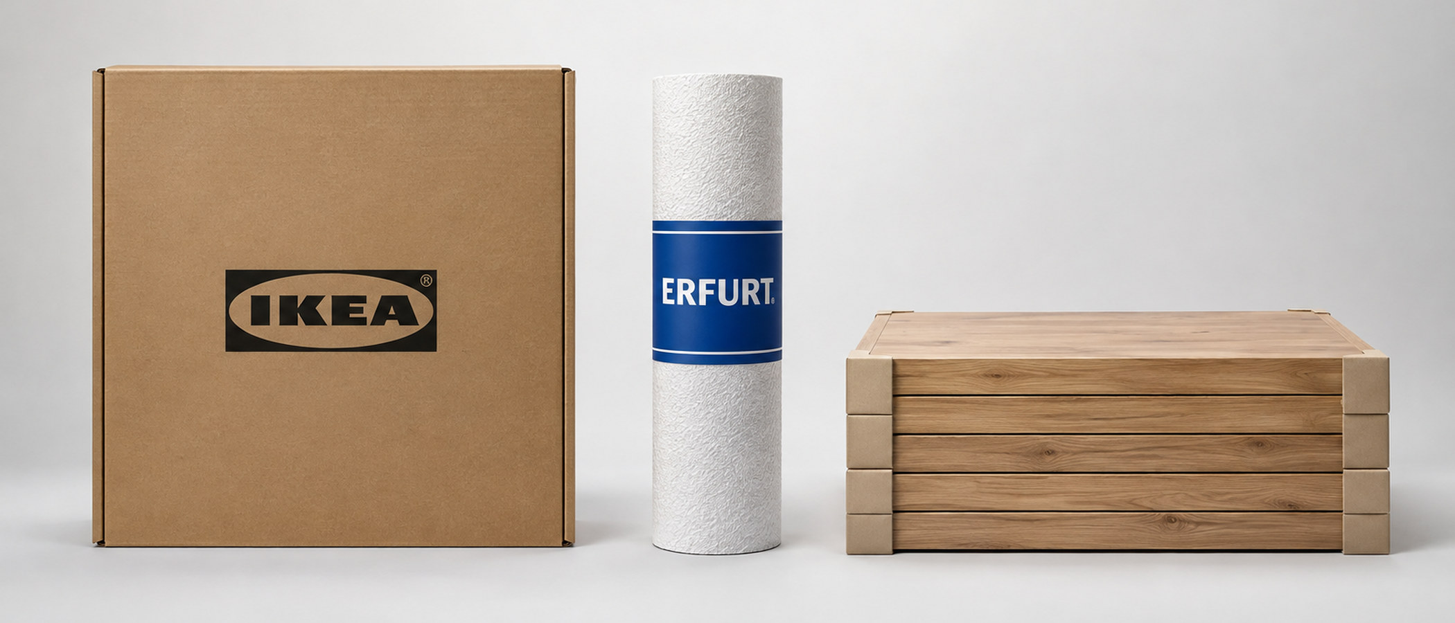 Studioaufnahme: IKEA-Flachpackkarton, Rolle ERFURT-Raufasertapete und Stapel Holzpaneele nebeneinander