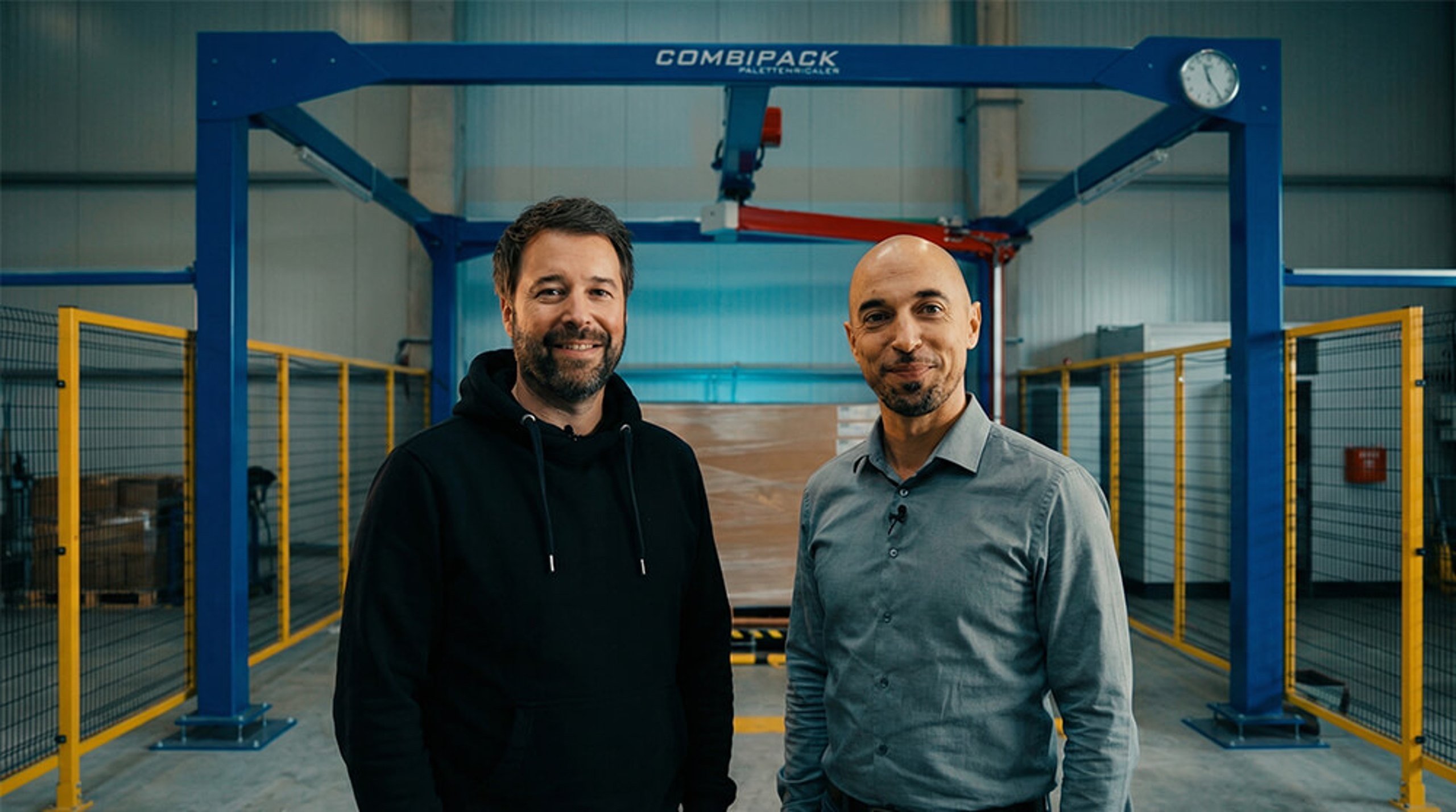 Daniel und Matthias Jusepeitis vor einer COMBIPACK Verpackungsmaschine
