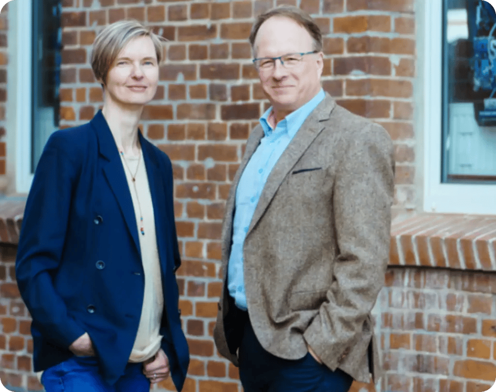 Jana Jabs und Eugen Marquard, Gründer der FranchiseMacher, vor der Biomalzfabrik in Teltow.