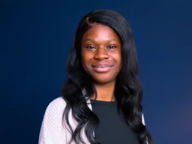 Beverly Armah, Duale Studentin für Instagram und Automatisierungen.