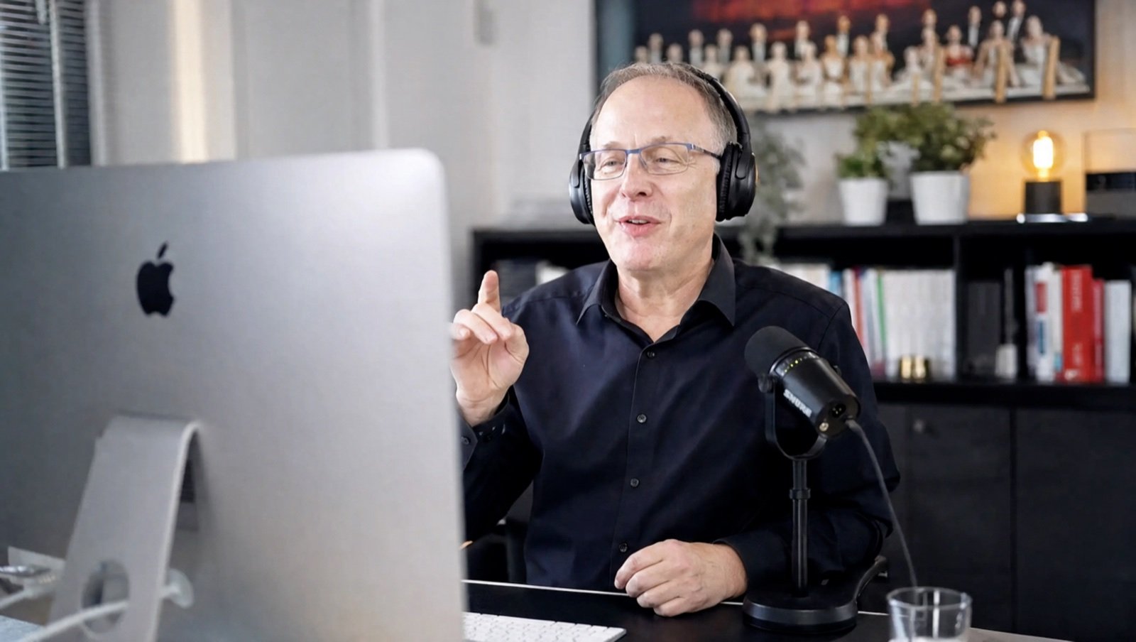 Eugen Marquard mit Headset und Mikrofon im Live-Webinar