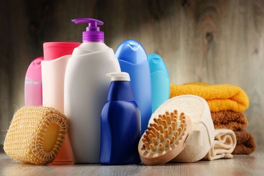 Pflegeprodukte für die Körperpflege: Duschgel, Bürsten und Handtücher