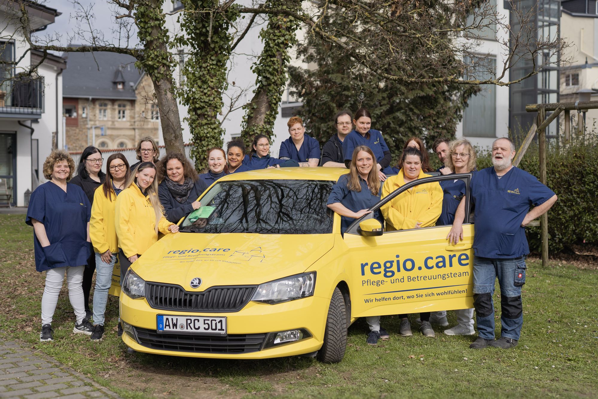 Das regio.care Pflegeteam Ahrtal mit Dienstwagen